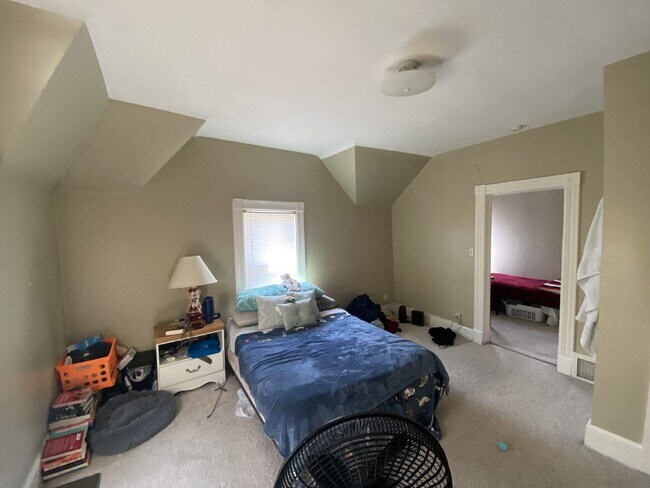 Building Photo - 2 Bed 1 Bath Available June 1st!
