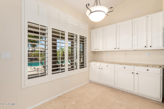 Building Photo - 5543 E Blanche Dr