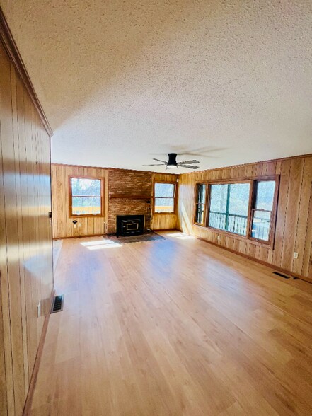 Building Photo - 416 Banks Mountain Dr