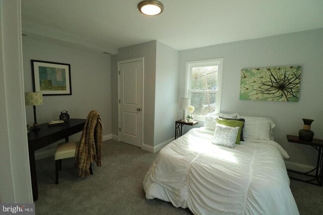 Building Photo - 702 71st Ave