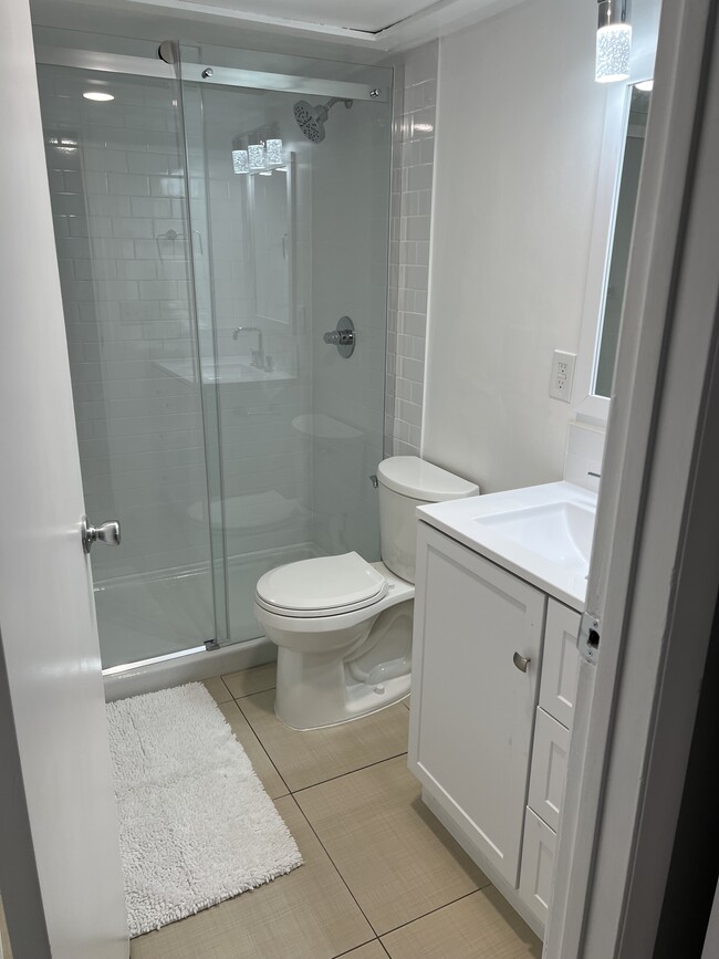 Building Photo - 625 S Royal Crest Cir