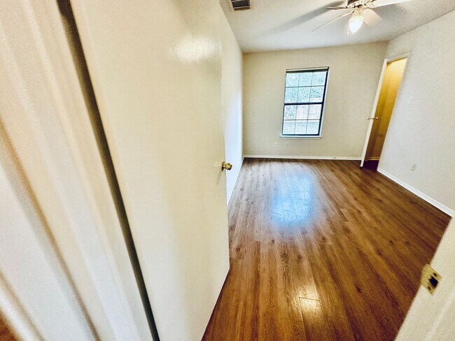 Building Photo - 5207 Thunderbird St