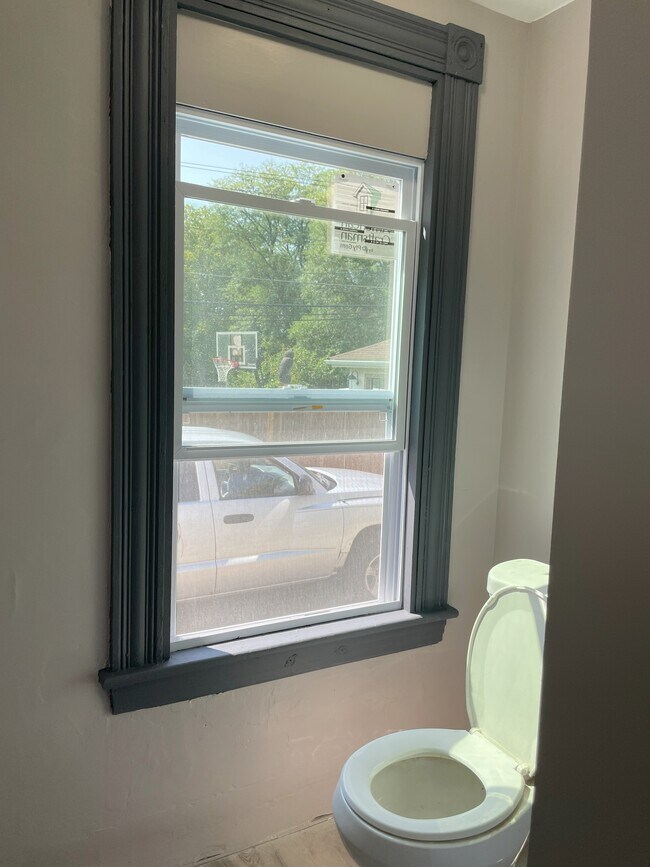 Building Photo - 407 E Center St