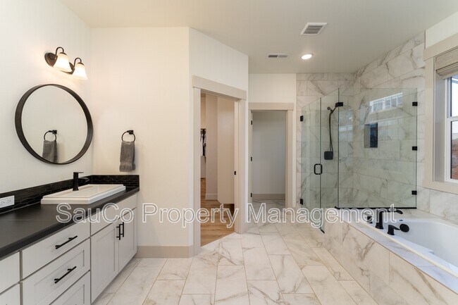 Building Photo - 35471 Portland View Dr