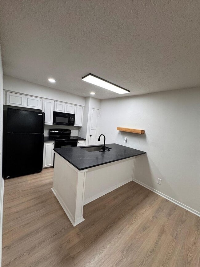 Building Photo - Great Oak Lawn Location!