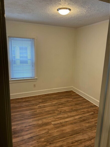 Building Photo - 1463 Riverside Dr