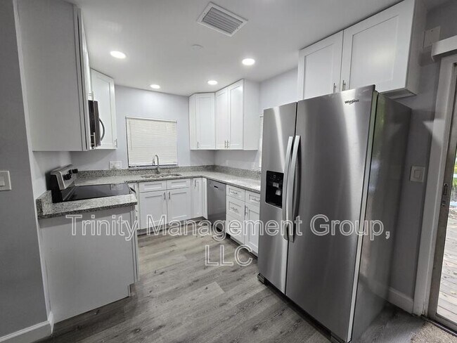 Building Photo - 217 S Tuck Point