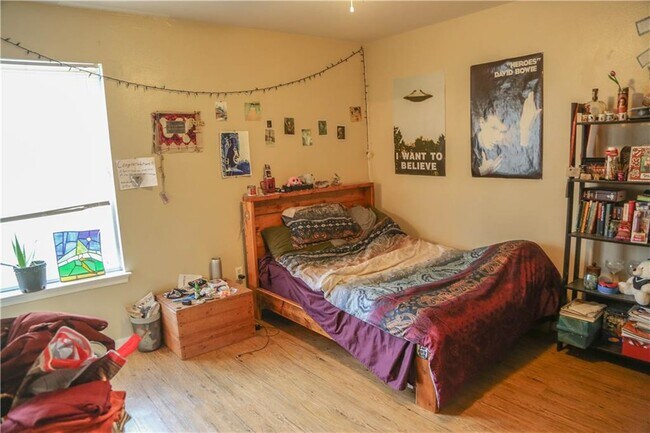 Building Photo - 1708 E 17th St