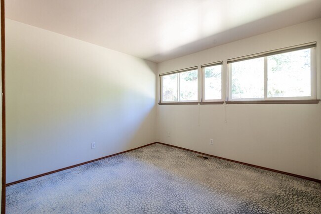 Building Photo - Exceptional Bellevue Home | Lake Sammamish Views | 5 Bed | 3 Bath | 3,380 Sq Ft