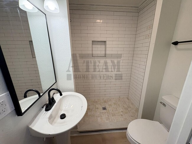 Building Photo - Beautifully updated 2-bedroom, 2-bathroom home