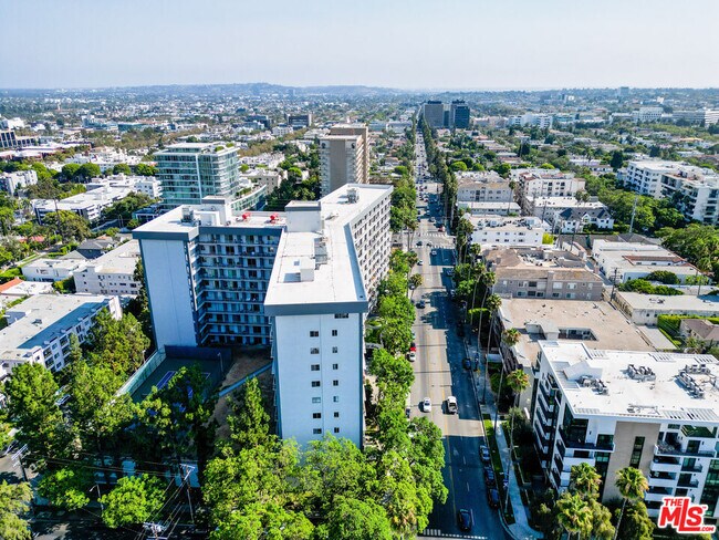 Building Photo - 100 S Doheny Dr