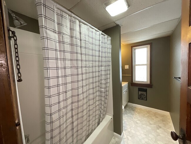 Building Photo - 727 N Pitt St