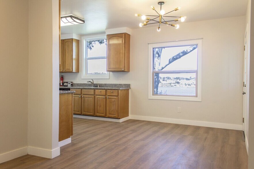 Building Photo - 352 Winslow St