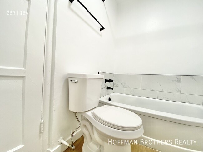 Building Photo - 902 Alandele Ave