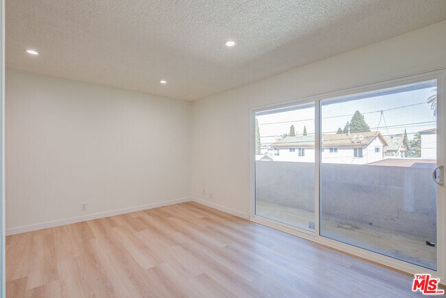 Building Photo - 305 E Plymouth St