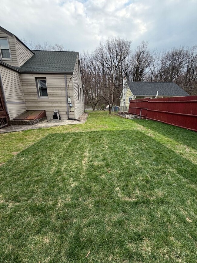 Building Photo - Spacious 4BR in a Quiet, Private Pocket