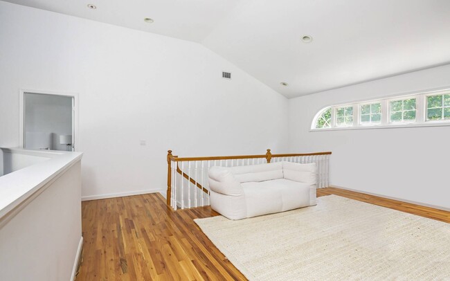 Building Photo - 528 Wainscott NW Rd