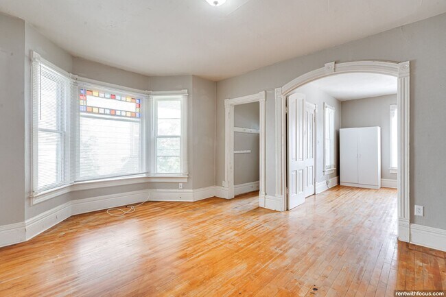 Building Photo - 218 E 8th St