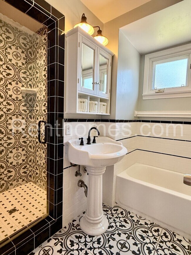 Building Photo - 2676 Narcissus Dr