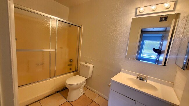 Building Photo - AFFORDABLE UNIT ON THE PHOENIX/TEMPE BORDER!