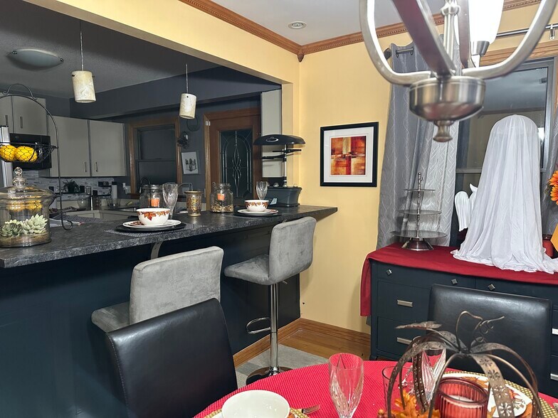 Pass through bar seating to dining room. Or serving bar for entertainment. - 20 Magnolia Hl
