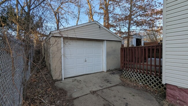 Building Photo - Charming 3-bedroom, 1.5-bathrooms home located in the heart of Akron