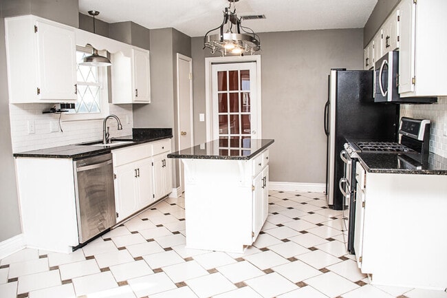 Building Photo - 17 8th Ave