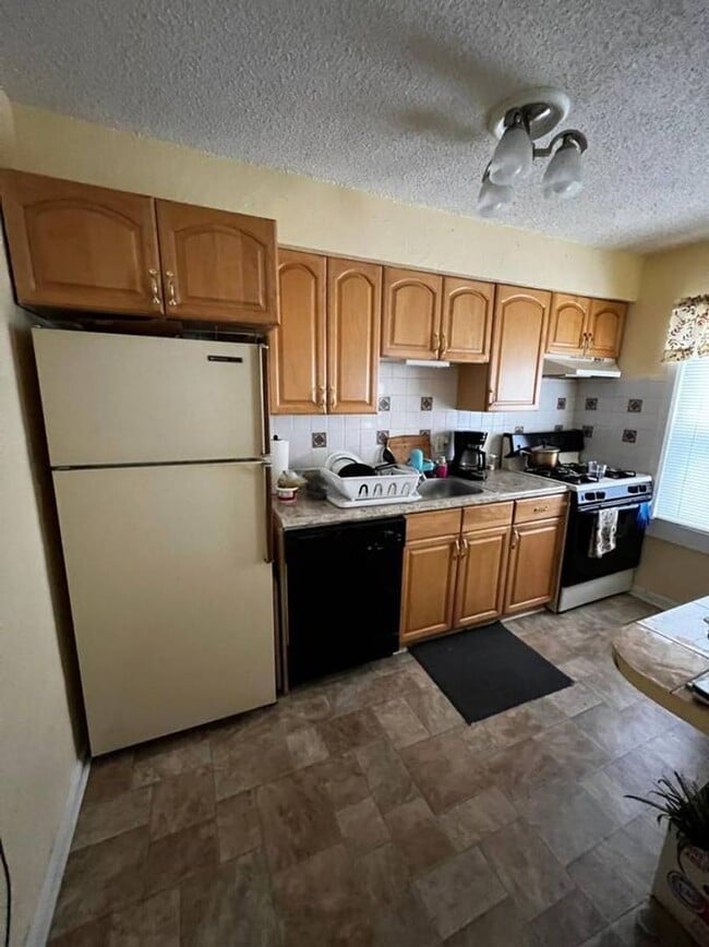 Building Photo - Lovely Cherry Hill Parke 2nd floor 2 bedro...