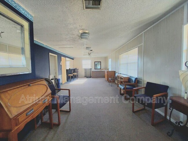 Building Photo - 1920 Edgewood Dr