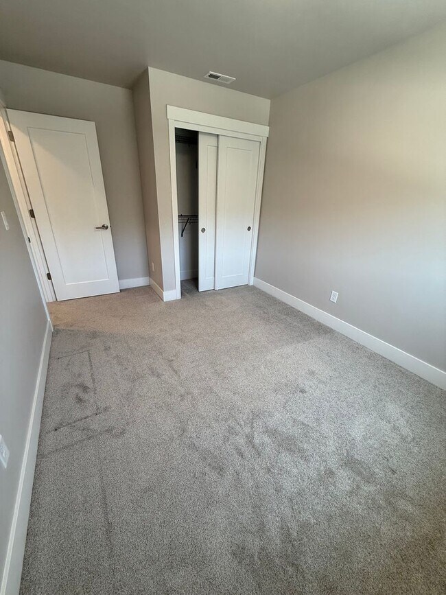 Building Photo - Petrosa!  3 Bdrm, 2.5 Bath 1450 sq ft Town...