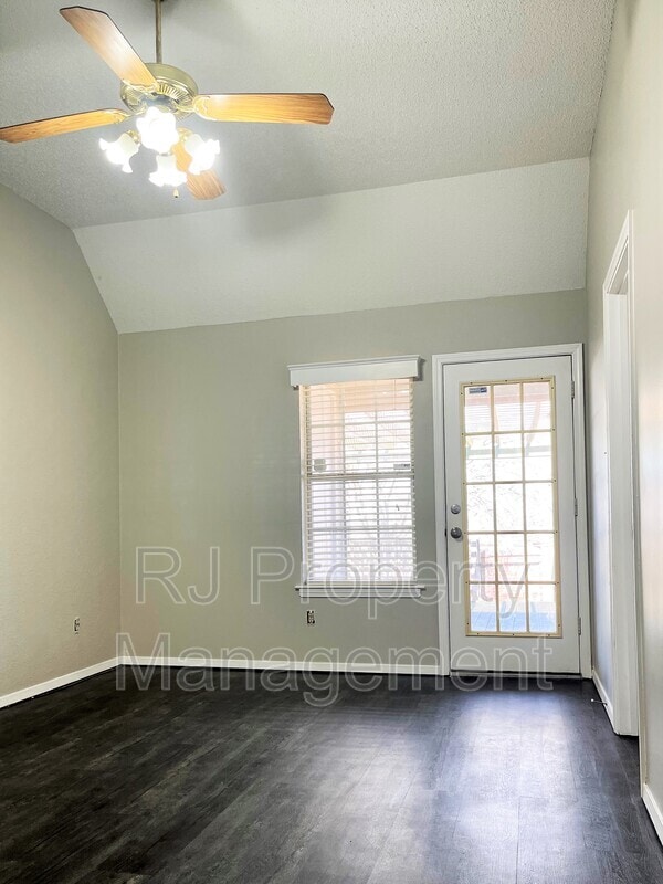 Building Photo - 8226 Town N Country Dr