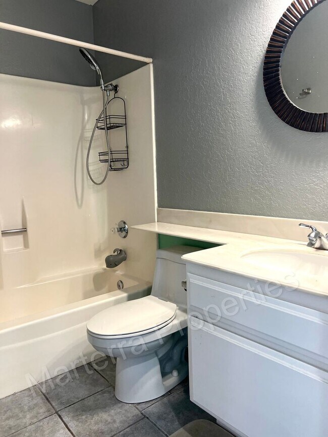 Building Photo - Beautiful 2 Bed/2.5 Bath Townhome