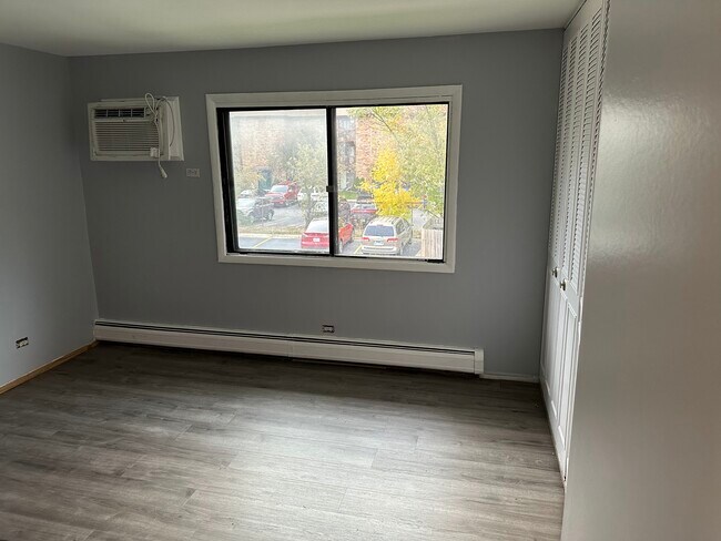 Building Photo - 2500 Bayside Dr