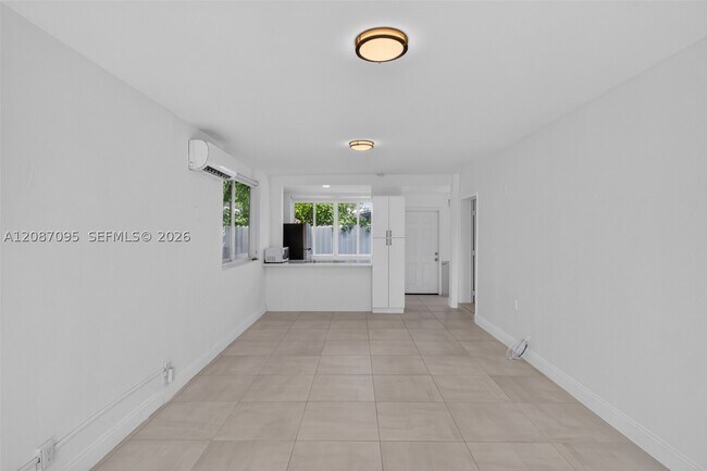 Building Photo - 1055 SW 12th St