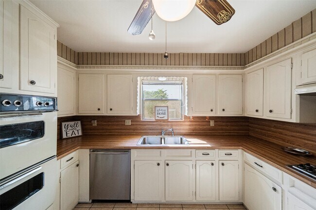 Building Photo - 1115 Pear Tree Ln