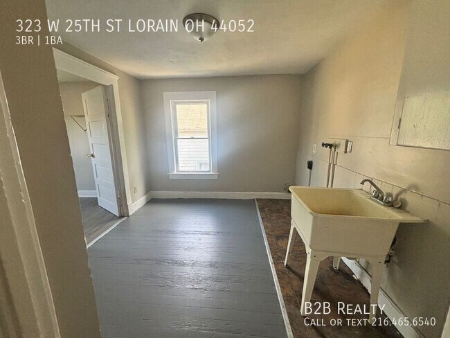 Building Photo - 323 W 25th St