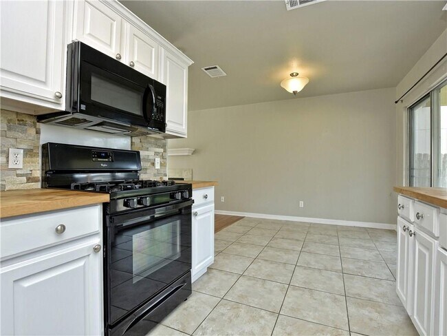Building Photo - 605 Amaryllis Ave