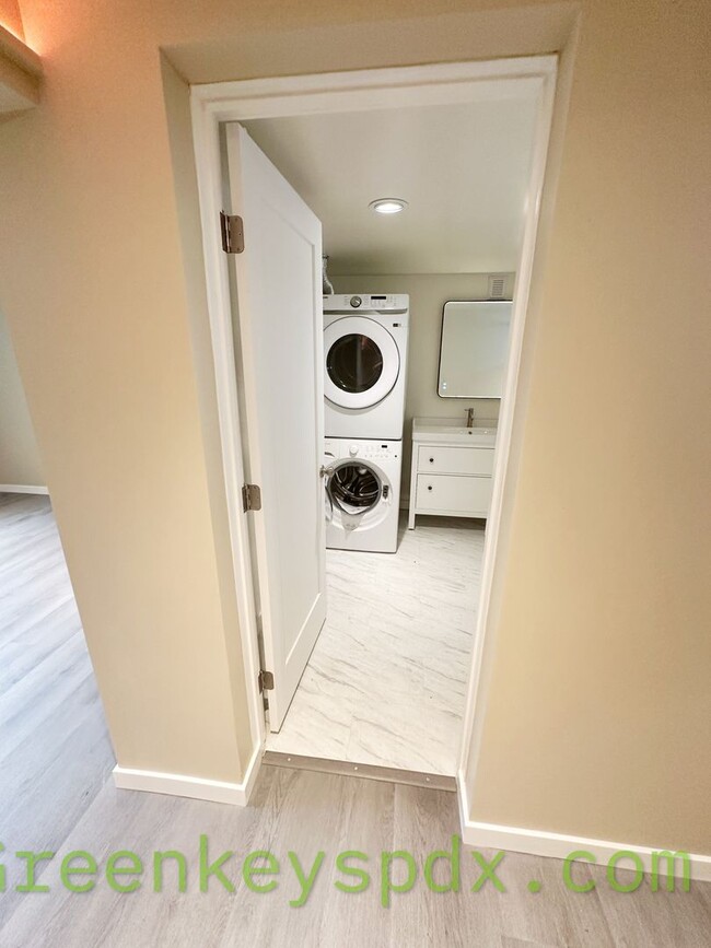 Building Photo - Clean and Move-In Ready!
