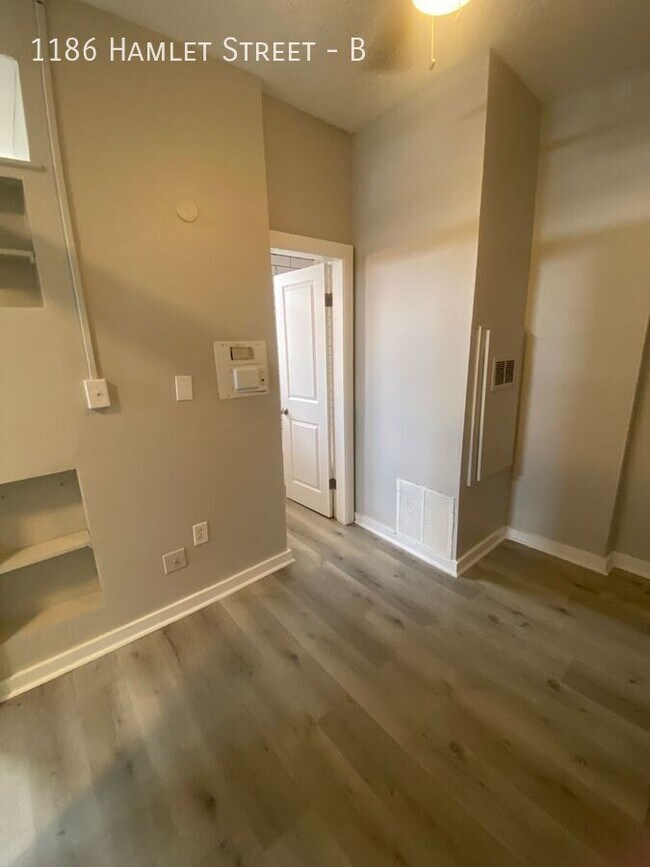 Building Photo - 1186 Hamlet St