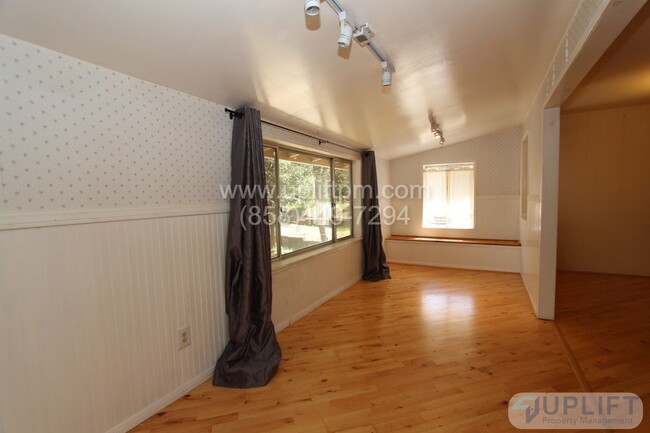 Building Photo - 2 Bed, 1 Bath House w/ AC, Storage Barn