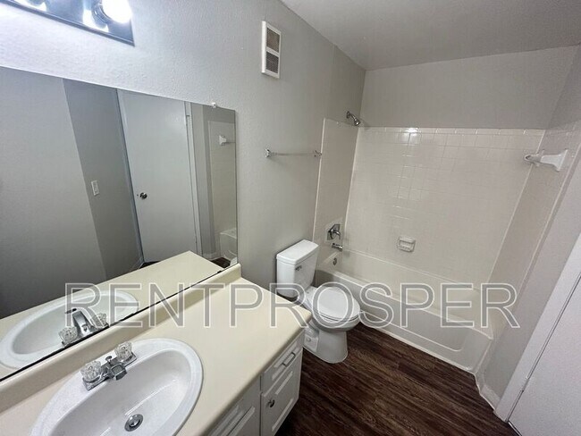 Building Photo - 4760 Walden Cir