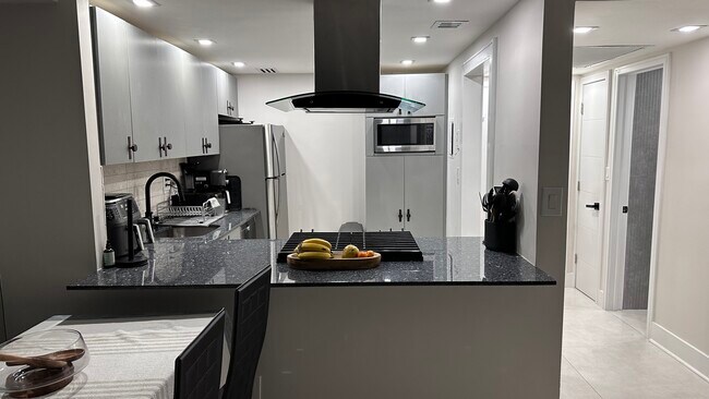 Building Photo - 2030 S Ocean Dr