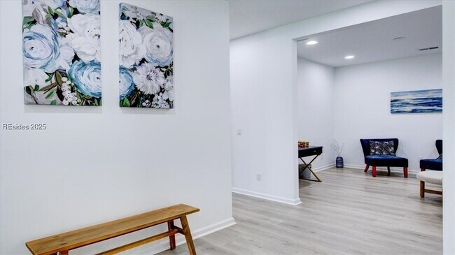 Building Photo - 125 Parrot Ave