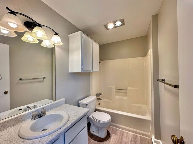 Building Photo - Available-2 Bed 2 Bath Apartment in Central Tyler!