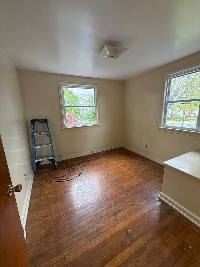 Building Photo - 3bd Single VOUCHERS ONLY!