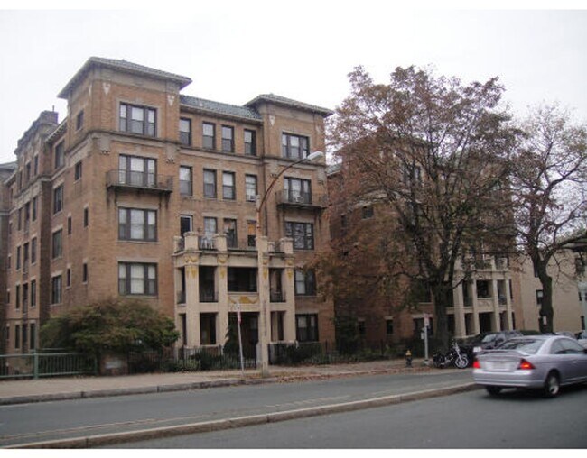 Building Photo - Southwest facing 5th floor 3 bedroom in elevator building.
