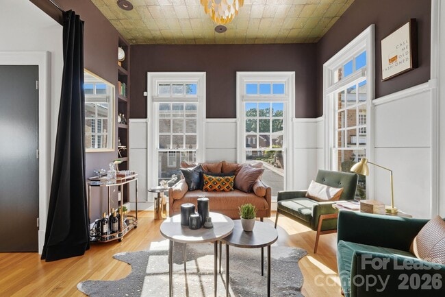 Building Photo - 1124 Dilworth Crescent Row