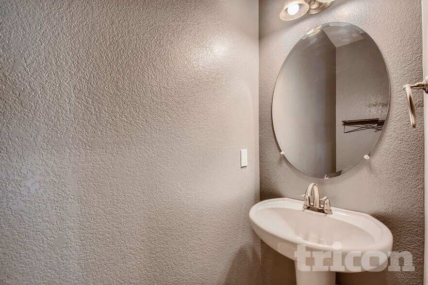 Building Photo - 9805 W Hinsdale Pl