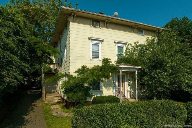 Building Photo - 323 Maple St