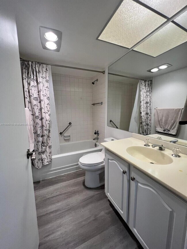 Building Photo - 1208 Bahama Bend